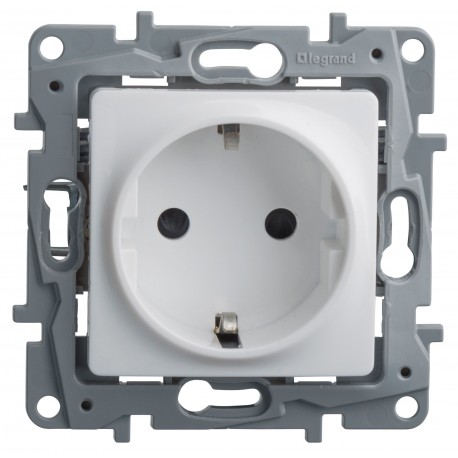 Розетка 2К+З, 16А, без шторок, цвет белый, Legrand Etika 672221